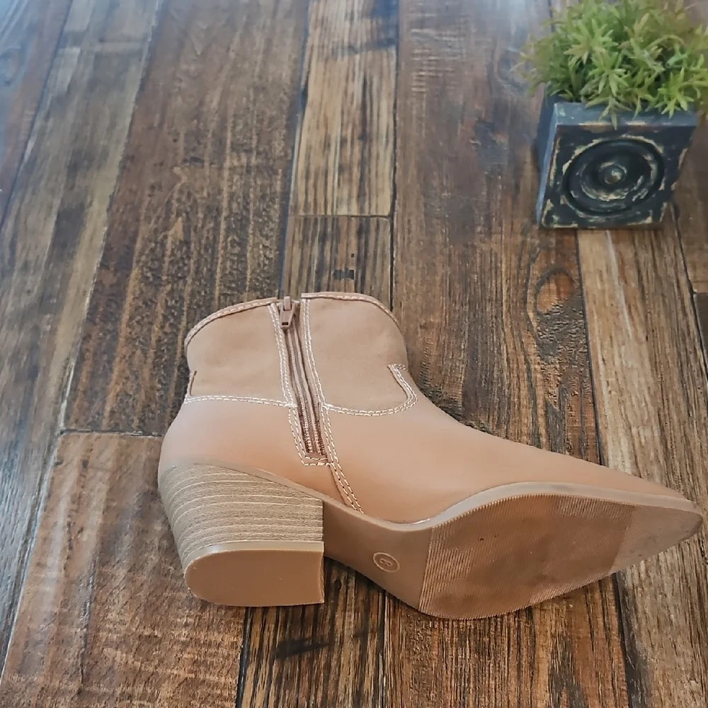 Universal Thread‎ Women's Tan Cowbow, Western Style Ankle Boots